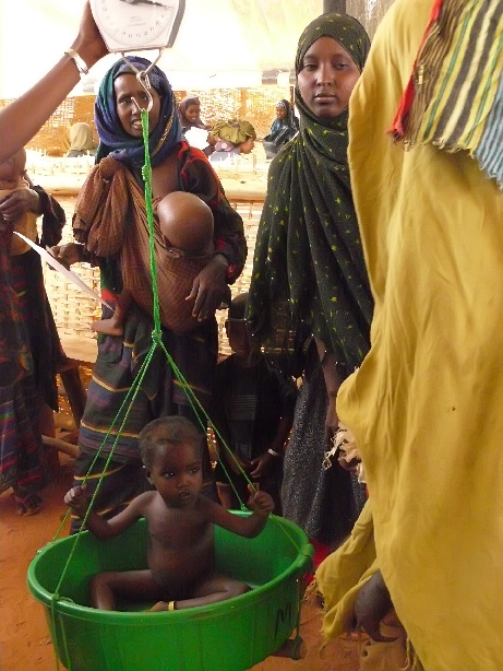 Malkadida camp, health centre. Community health workers weigh and measure children to diagnose their degree of malnutrition and assess their development. [Lali Cambra/MSF]