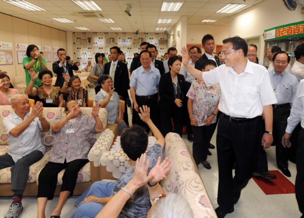Chinese Vice Premier Li Keqiang (1st R, Front) bids farewell to the elderly during a visit to an elders' home at the Wong Cho Tong Social Service Building in Hong Kong, south China, Aug. 16, 2011. (Xinhua/Li Tao) (ljh) 