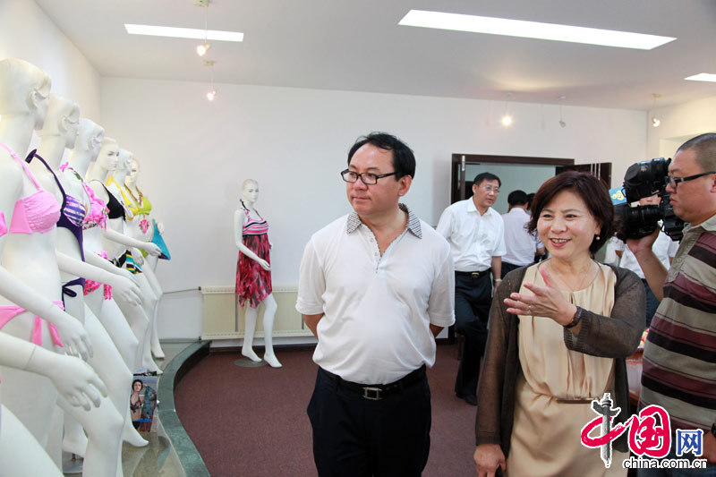 Du Benwei (Left), acting mayor of Huludao City, inspected several local swimsuit companies.