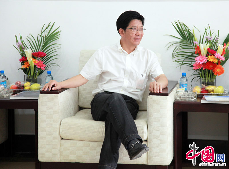 Shi Wenguang, vice mayor of Huludao City, communicated with company executives.