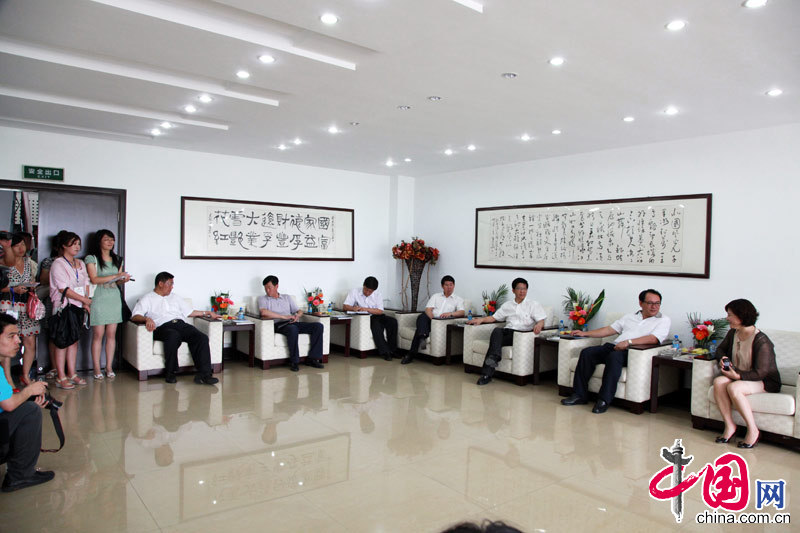 Some government leaders in Huludao communicated with swimsuit company executives.