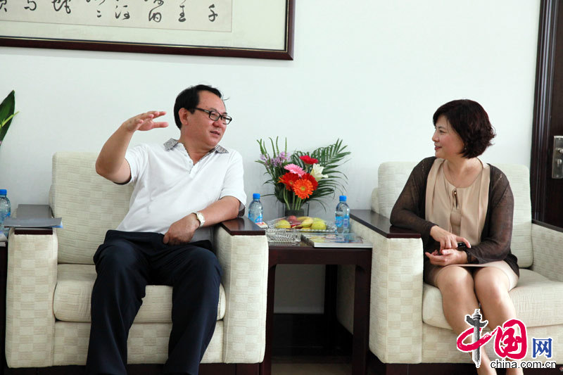 Du Benwei (Left) communicated with a swimsuit company executive.