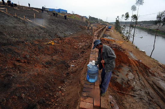 Tons of highly toxic industrial waste were dumped illegally in rural areas of Qujing, causing livestock deaths and soil and water pollution. [CFP] 