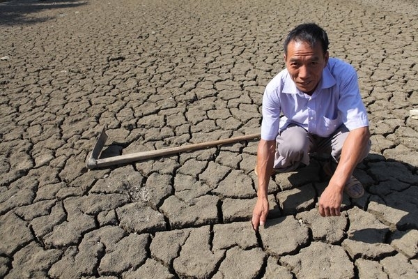 A lingering drought is expected to continue in China&apos;s southern provinces. Temperatures in 14 counties of Chongqing reached more than 40 degrees Celsius over the past week. Two rivers and 51 reservoirs have dried up due to the dry spell. [Xinhua]