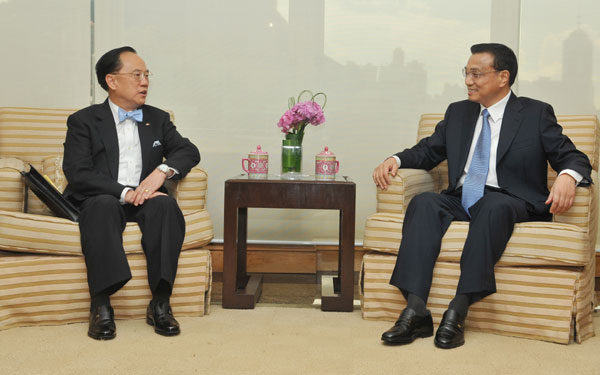 Chinese Vice-Premier Li Keqiang meets Hong Kong's Chief Executive Donald Tsang at Mr Li's hotel in Hong Kong, August 16, 2011.[Edmond Tang/China Daily]