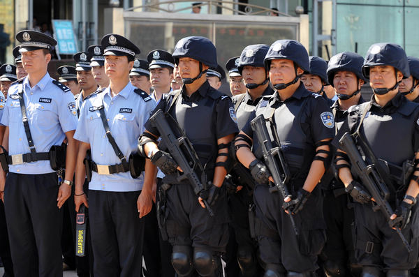 Police officers with the railway security authority in Urumqi, capital of Northwest China's Xinjiang Uygur autonomous region, attend an oath-taking ceremony on Monday. [Photo / Xinhua]