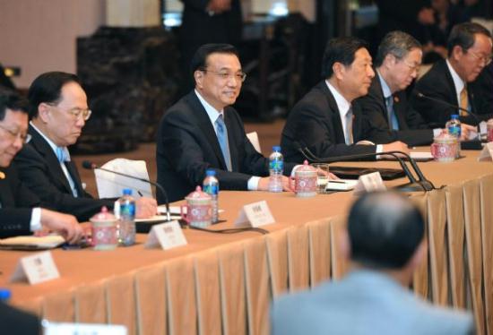 Chinese Vice Premier Li Keqiang (C) speaks during a tea gathering with Hong Kong-based businesspeople and professionals in Hong Kong, south China, Aug. 16, 2011. 