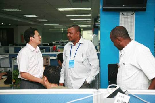 Wang Xiaohui (L1), vice president of China.org.cn talks to members of the Seminar for Developing Countries' Press Officials on August 18, 2011. [China.org.cn]