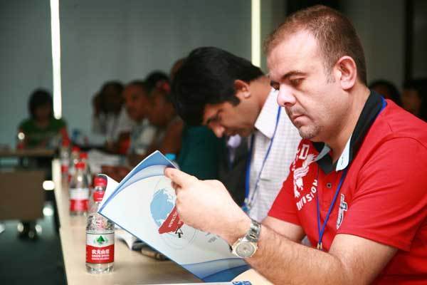 A member of the Seminar for Developing Countries' Press Officials reads the brochure of China.org.cn on August 18, 2011. [China.org.cn]