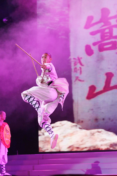 A performer performs Shaolin martial arts in Shenzhen on August 16, 2011. Performers from Songshan Shaolin Temple in Henan province gave a jaw-dropping martial arts performance at the Shenzhen Universiade. [Photo/Xinhua]
