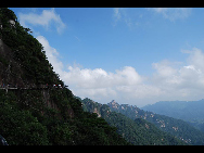 Located to the northeast of Shangrao City, Jiangxi Province, Mt. Sanqingshan was inscribed on UNESCO's World Heritage List. The granite landforms are the most valued component of Sanqingshan landscape. Mt. Sanqingshan has plentiful granite morphological landscapes, picturesque meteorological landscapes, ecological landscapes, rare plants and animals as well as lakes and waterfalls and Taoism culture.[songze916608/bbs.fengniao]