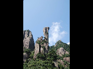 Located to the northeast of Shangrao City, Jiangxi Province, Mt. Sanqingshan was inscribed on UNESCO's World Heritage List. The granite landforms are the most valued component of Sanqingshan landscape. Mt. Sanqingshan has plentiful granite morphological landscapes, picturesque meteorological landscapes, ecological landscapes, rare plants and animals as well as lakes and waterfalls and Taoism culture.[songze916608/bbs.fengniao]