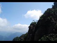 Located to the northeast of Shangrao City, Jiangxi Province, Mt. Sanqingshan was inscribed on UNESCO's World Heritage List. The granite landforms are the most valued component of Sanqingshan landscape. Mt. Sanqingshan has plentiful granite morphological landscapes, picturesque meteorological landscapes, ecological landscapes, rare plants and animals as well as lakes and waterfalls and Taoism culture.[songze916608/bbs.fengniao]