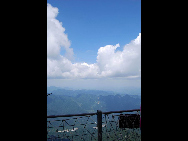 Located to the northeast of Shangrao City, Jiangxi Province, Mt. Sanqingshan was inscribed on UNESCO's World Heritage List. The granite landforms are the most valued component of Sanqingshan landscape. Mt. Sanqingshan has plentiful granite morphological landscapes, picturesque meteorological landscapes, ecological landscapes, rare plants and animals as well as lakes and waterfalls and Taoism culture.[songze916608/bbs.fengniao]