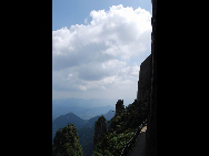 Located to the northeast of Shangrao City, Jiangxi Province, Mt. Sanqingshan was inscribed on UNESCO's World Heritage List. The granite landforms are the most valued component of Sanqingshan landscape. Mt. Sanqingshan has plentiful granite morphological landscapes, picturesque meteorological landscapes, ecological landscapes, rare plants and animals as well as lakes and waterfalls and Taoism culture.[songze916608/bbs.fengniao]