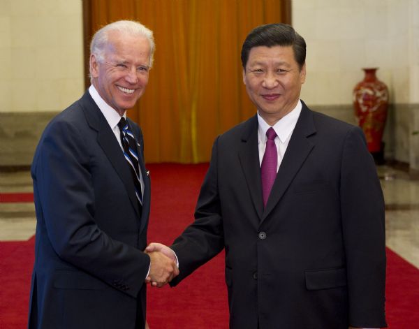 Chinese Vice President Xi Jinping (R) holds a welcoming ceremony for U.S. Vice President Joe Biden in Beijing, capital of China, Aug. 18, 2011. (Xinhua/Huang Jingwen) (lfj) 