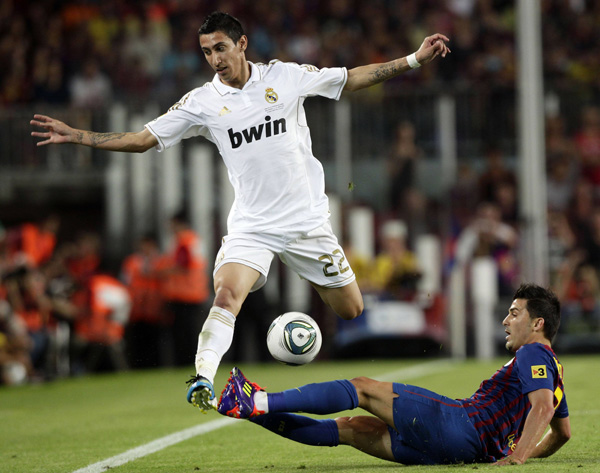 Barcelona's David Villa (R) tries to block Real Madrid's Di Maria during their Spanish Supercup second leg soccer match at Camp Nou stadium in Barcelona August 17, 2011. (Xinhua/Reuters Photo)