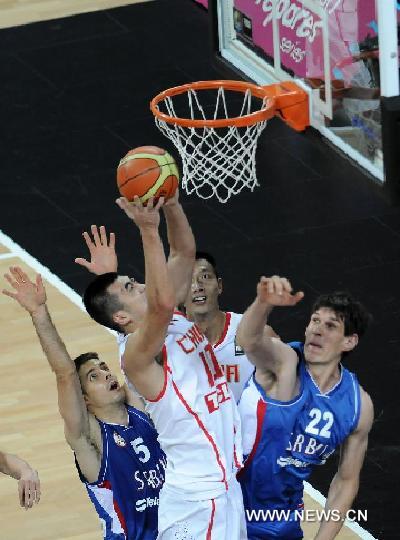 China's Zhang Zhaoxu (2nd L) goes to the basket during the match against Serbia in the London International Basketball Invitational at the Basketball Arena in the Olympic Park, London, Britain, Aug. 17, 2011. China lost 53-87. (Xinhua/Zeng Yi) 