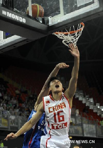 China's Zhang Bo is fouled by Serbia's Marko Keselj during their match in the London International Basketball Invitational at the Basketball Arena in the Olympic Park, London, Britain, Aug. 17, 2011. China lost 53-87. (Xinhua/Zeng Yi) 