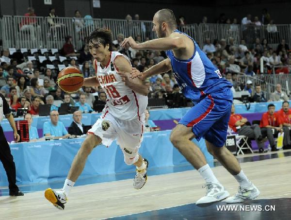 China's Yi Li (L) dribbles past Serbia's Milan Macvan during their match in the London International Basketball Invitational at the Basketball Arena in the Olympic Park, London, Britain, Aug. 17, 2011. China lost 53-87. (Xinhua/Zeng Yi) 