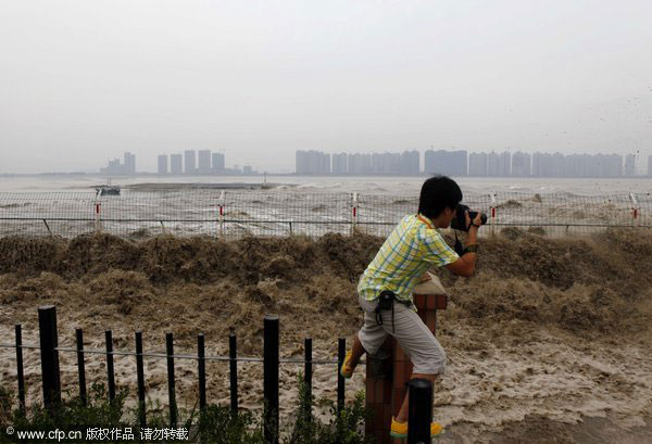 Qiantang River tide rushes in