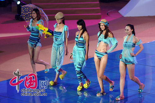 The first China (Xingcheng, Huludao) International Swimsuit Festival closed Wednesday evening with a swimsuit design contest in Huludao, Liaoning Province. 