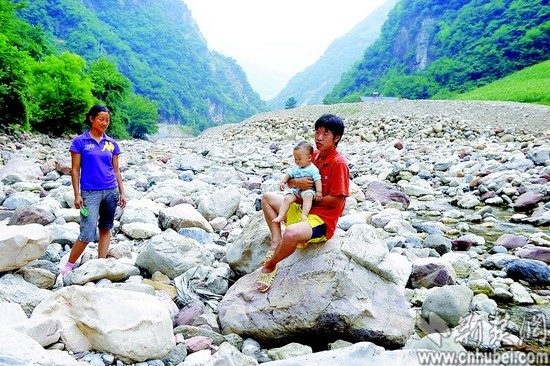 Rivers in the forest district have been cut off after nearly 100 small hydropower stations were built. [cnhubei.com]