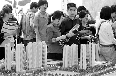 If love is in the air, could a real estate deal be close behind? This matchmaking fair in Wuhan, Hubei province, was sponsored by a developer who offered discounts to encourage potential homebuyers.