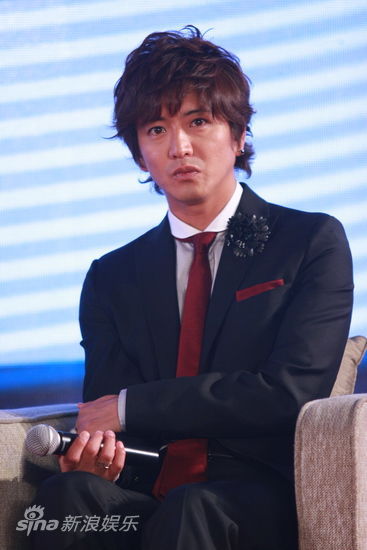 Japanese star Kimura Takuya attended the press conference on Tuesday in Beijing. The pop quintet he belongs to, SMAP, has scheduled their first concert in Beijing for September.