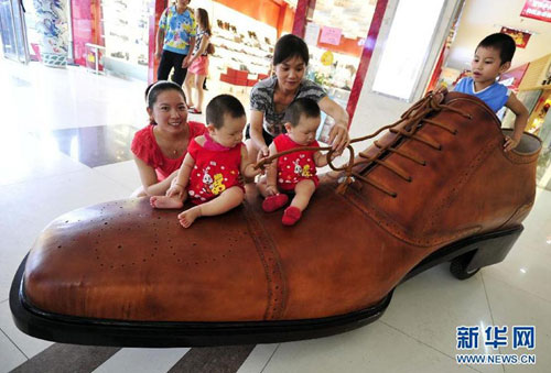A drivable shoe debuted in a shopping mall in Jinan, Shandong Province, Tuesday.