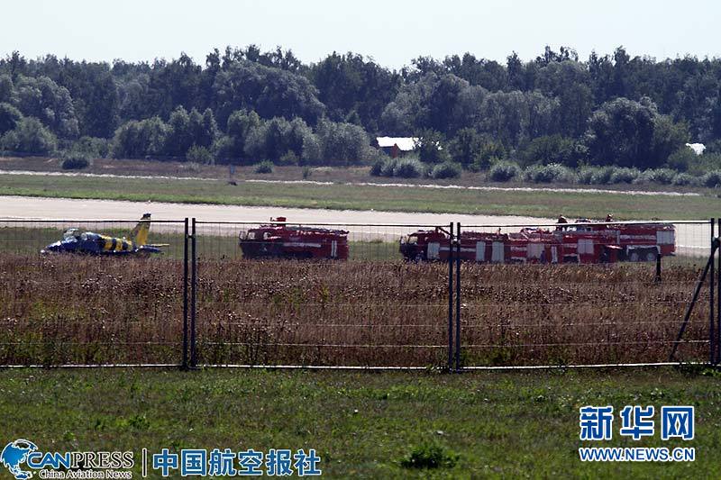 An aircraft of the Latvian aerobatic group runs off the runway during its landing at the 10th Moscow International Air Show (MAKS) at the Zhukovsky airfield outside Moscow, Russia, Aug. 18, 2011. No injury was caused to the pilot and no damage was done to the plane. MAKS 2011 air show entered the third day on Thursday, attracting 793 companies from 40 countries and regions to participate in. [Xinhuanet/China Aviation News]