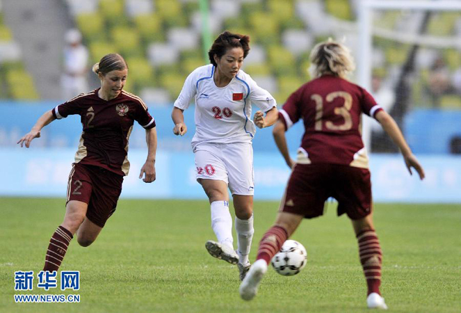Chinese player Xing Wei (C) passes the ball during the 1/4 final of women's soccer at the 26th Summer Universiade, Shenzhen, South China's Guangdong Province, on August 17, 2011. China defeat Russia by 4:1. (Photo by Chen Yehua) 