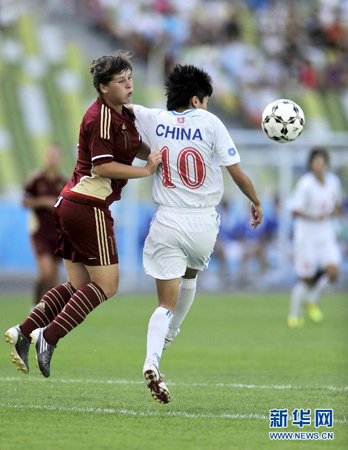 Chinese player Wang Shanshan (R) competes with Russian player during the 1/4 final of women's soccer at the 26th Summer Universiade, Shenzhen, South China's Guangdong Province, on August 17, 2011. China defeat Russia by 4:1. (Photo by Chen Yehua) 