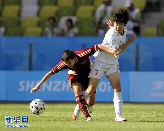 Chinese player Bi Yan (R) competes during the 1/4 final of women's soccer at the 26th Summer Universiade, Shenzhen, South China's Guangdong Province, on August 17, 2011. China defeat Russia by 4:1. (Photo by Chen Yehua) 