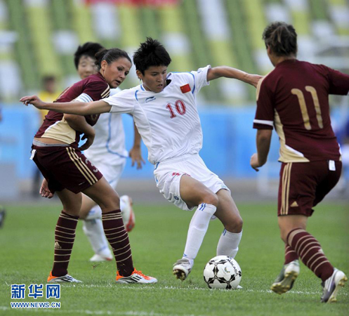 Chinese player Wang Shanshan (C) controls the ball during the 1/4 final of women's soccer at the 26th Summer Universiade, Shenzhen, South China's Guangdong Province, on August 17, 2011. China defeat Russia by 4:1. (Photo by Chen Yehua) 