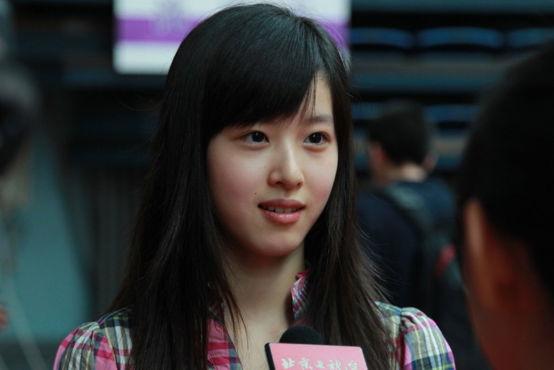Zhang Zetian, popular internet girl and Nanjing Foreign Language School beauty &quot;Milk Tea MM&quot;, attracts eyeball during her registration in Tsinghua ... - 000d87ad41a00fb80f7327