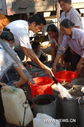 Villagers get water in Yanziqian Village of Sinan County, southwest China&apos;s Guizhou Province, Aug. 18, 2011. The drought in the county has left nearly 302,400 people short of drinking water, affected 27,500 hectares of farmland and caused direct economic losses of 302.4 million yuan (about 47.3 million U.S. dollars). [Xinhua] 