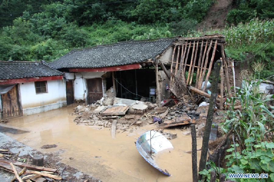 Photo taken on Aug. 18, 2011 shows damaged buildings in Huixian County, northwest China&apos;s Gansu Province. A flood hit the county Wednesday night, leaving 120 houses collapsed and 842 houses damaged. [Xinhua]