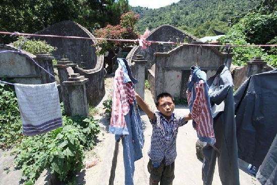 Migrants live in cemetery to avoid high housing costs