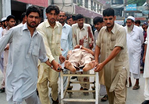  An injured people is being sent to hospital after a suicide bomb attack hit a mosque packed with hundreds of prayers in northwest Pakistan on the afternoon of August 19, 2011. [CFP]