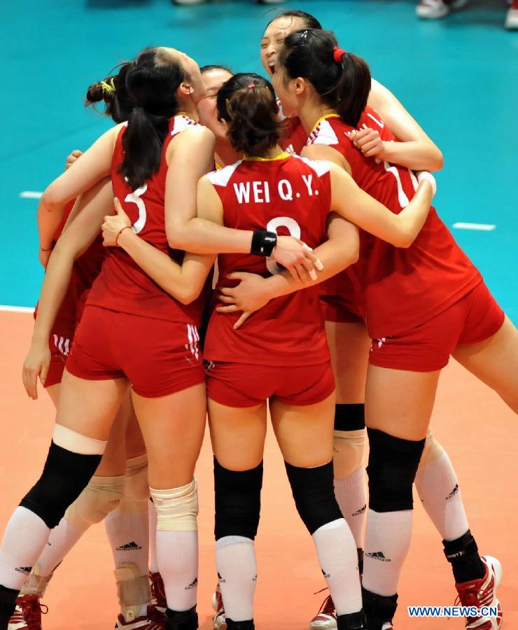 Chinese women's volleyball players hug for winning the first set during the Group I match of the women's World Grand Prix Hong Kong session between China and Dominica at Hong Kong Coliseum in Hong Kong, south China, Aug. 19, 2011. China won 3-0. [Xinhua]