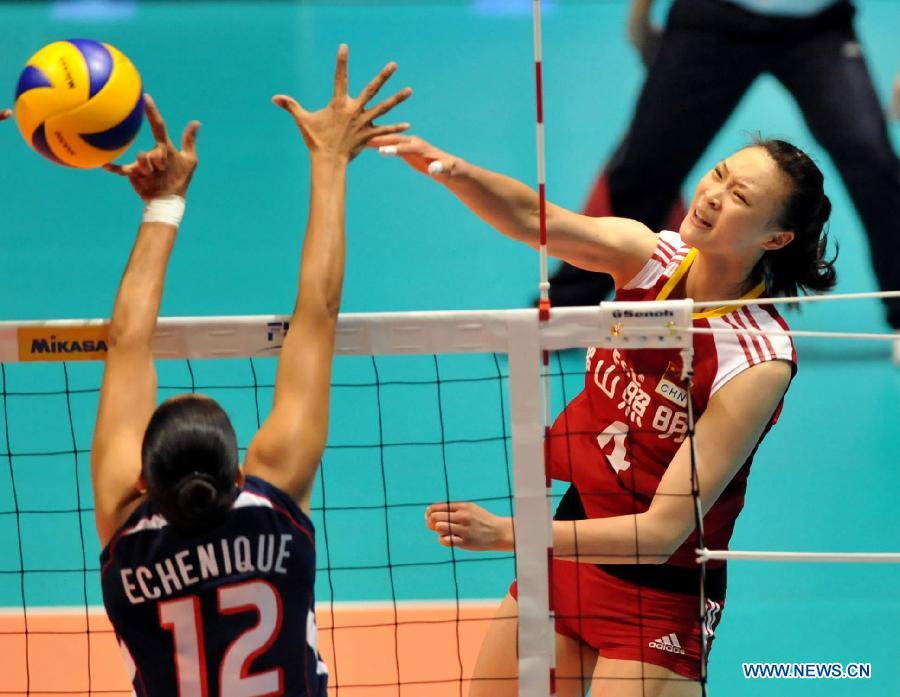 Hui Ruoqi (R) of China spikes the ball during the Group I match of the women's World Grand Prix Hong Kong session between China and Dominica at Hong Kong Coliseum in Hong Kong, south China, Aug. 19, 2011. China won 3-0. [Xinhua]