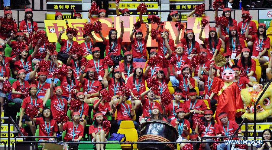 Supporters cheer for Chinese women's volleyball team during the Group I match of the women's World Grand Prix Hong Kong session between China and Dominica at Hong Kong Coliseum in Hong Kong, south China, Aug. 19, 2011. China won 3-0. [Xinhua]