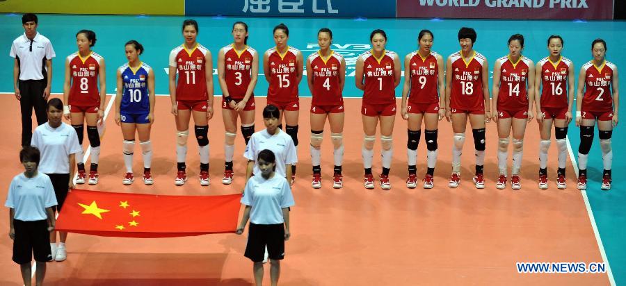 Chinese women's volleyball team lines up before the Group I match of the women's World Grand Prix Hong Kong session between China and Dominica at Hong Kong Coliseum in Hong Kong, south China, Aug. 19, 2011. China won 3-0. [Xinhua]