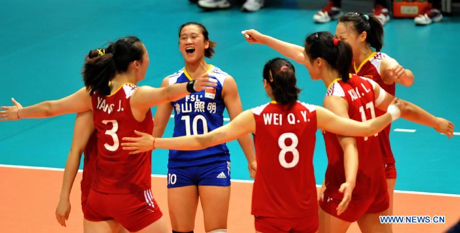 Chinese women's volleyball team lines up before the Group I match of the women's World Grand Prix Hong Kong session between China and Dominica at Hong Kong Coliseum in Hong Kong, south China, Aug. 19, 2011. China won 3-0. [Xinhua]