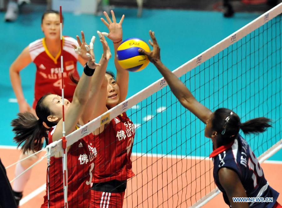 Yang Junjing (C) and Yang Jie (L) of China block the ball during the Group I match of the women's World Grand Prix Hong Kong session between China and Dominica at Hong Kong Coliseum in Hong Kong, south China, Aug. 19, 2011. China won 3-0. [Xinhua]