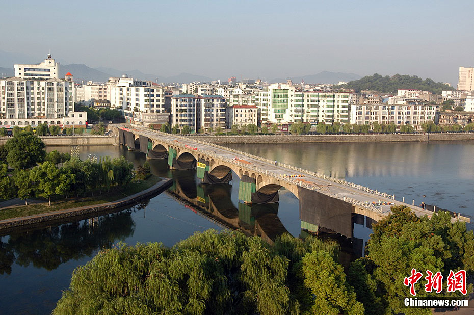 Yichun Bridge in east China&apos;s Jiangxi province falls during a blasting demolition at about 8am on August 20, 2011. The bridge, which was built almost 40 years old, cannot serve current traffic loan conditions of the city. A double-decked bridge, named &apos;Mingyue Bridge&apos; will be built on this spot. [Chinanews.com]