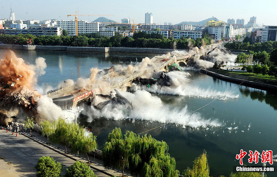 Yichun Bridge in east China&apos;s Jiangxi province falls during a blasting demolition at about 8am on August 20, 2011. The bridge, which was built almost 40 years old, cannot serve current traffic loan conditions of the city. A double-decked bridge, named &apos;Mingyue Bridge&apos; will be built on this spot. [Chinanews.com]