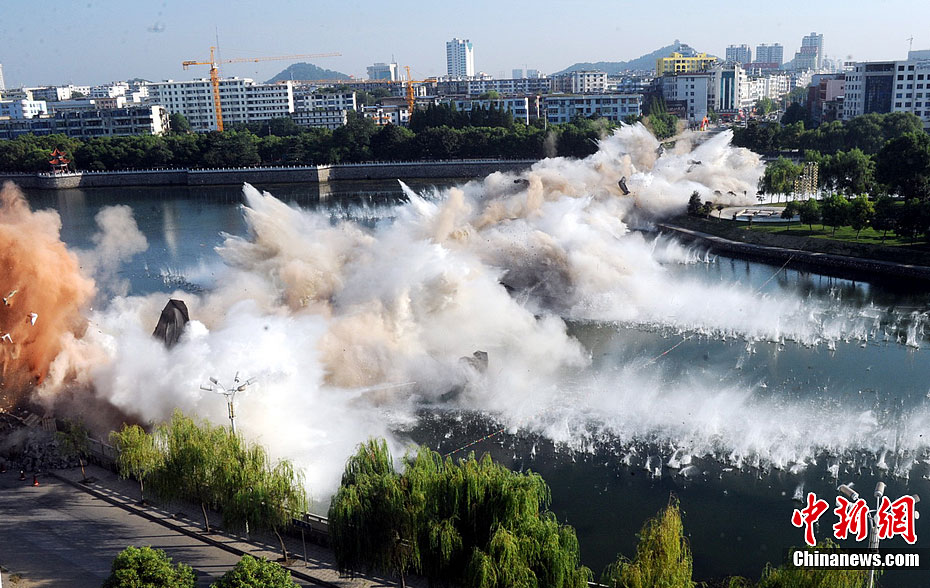 Yichun Bridge in east China&apos;s Jiangxi province falls during a blasting demolition at about 8am on August 20, 2011. The bridge, which was built almost 40 years old, cannot serve current traffic loan conditions of the city. A double-decked bridge, named &apos;Mingyue Bridge&apos; will be built on this spot. [Chinanews.com]