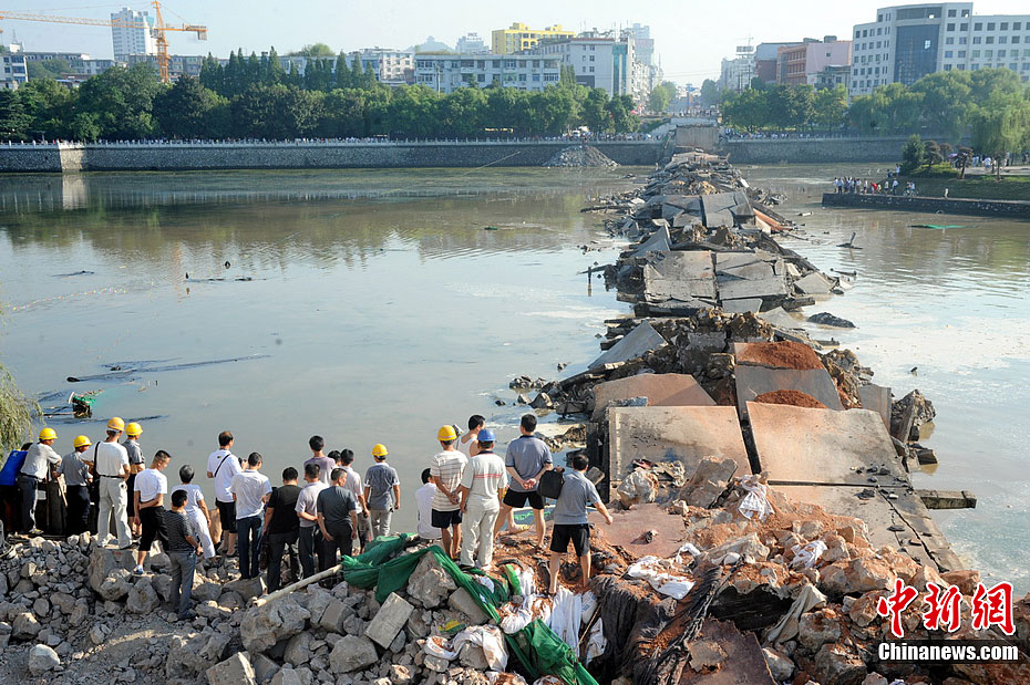 Yichun Bridge in east China&apos;s Jiangxi province falls during a blasting demolition at about 8am on August 20, 2011. The bridge, which was built almost 40 years old, cannot serve current traffic loan conditions of the city. A double-decked bridge, named &apos;Mingyue Bridge&apos; will be built on this spot. [Chinanews.com]